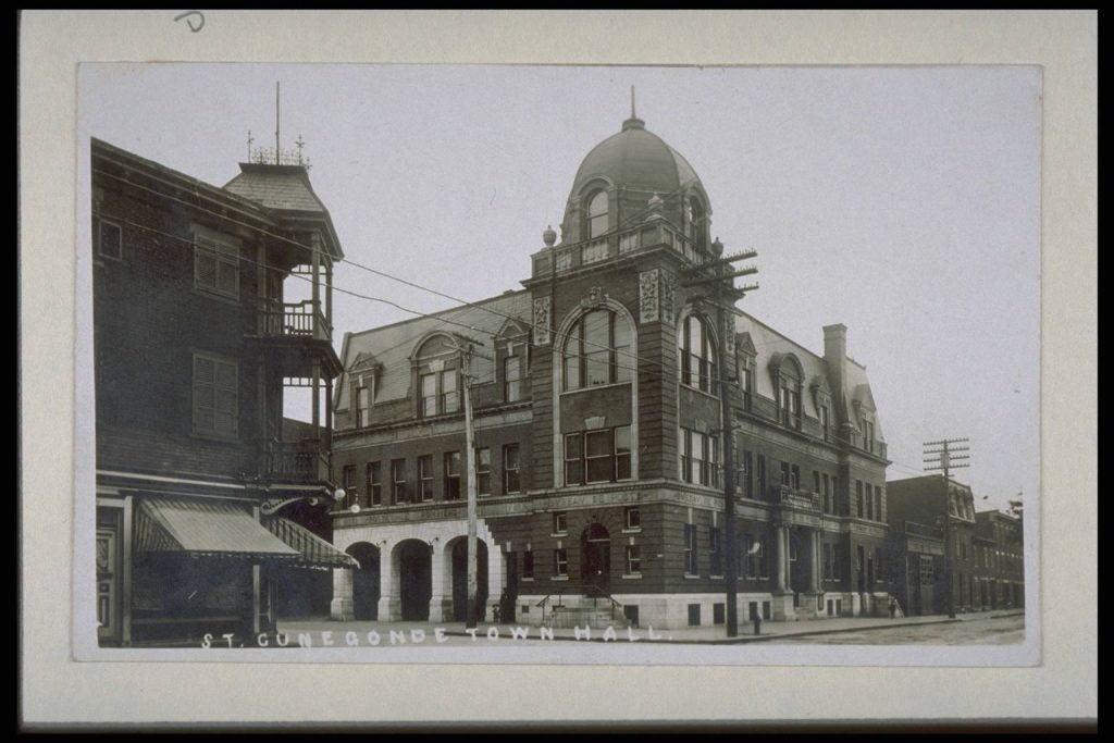 Photo d'archive de l'edifice Georges Vanier, ancienne hotel de ville de Sainte-Cunegonde. 8-214-dEZ Massicotte 