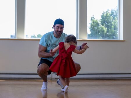 Un père danse avec sa fille dans la salle de danse du CCGV.