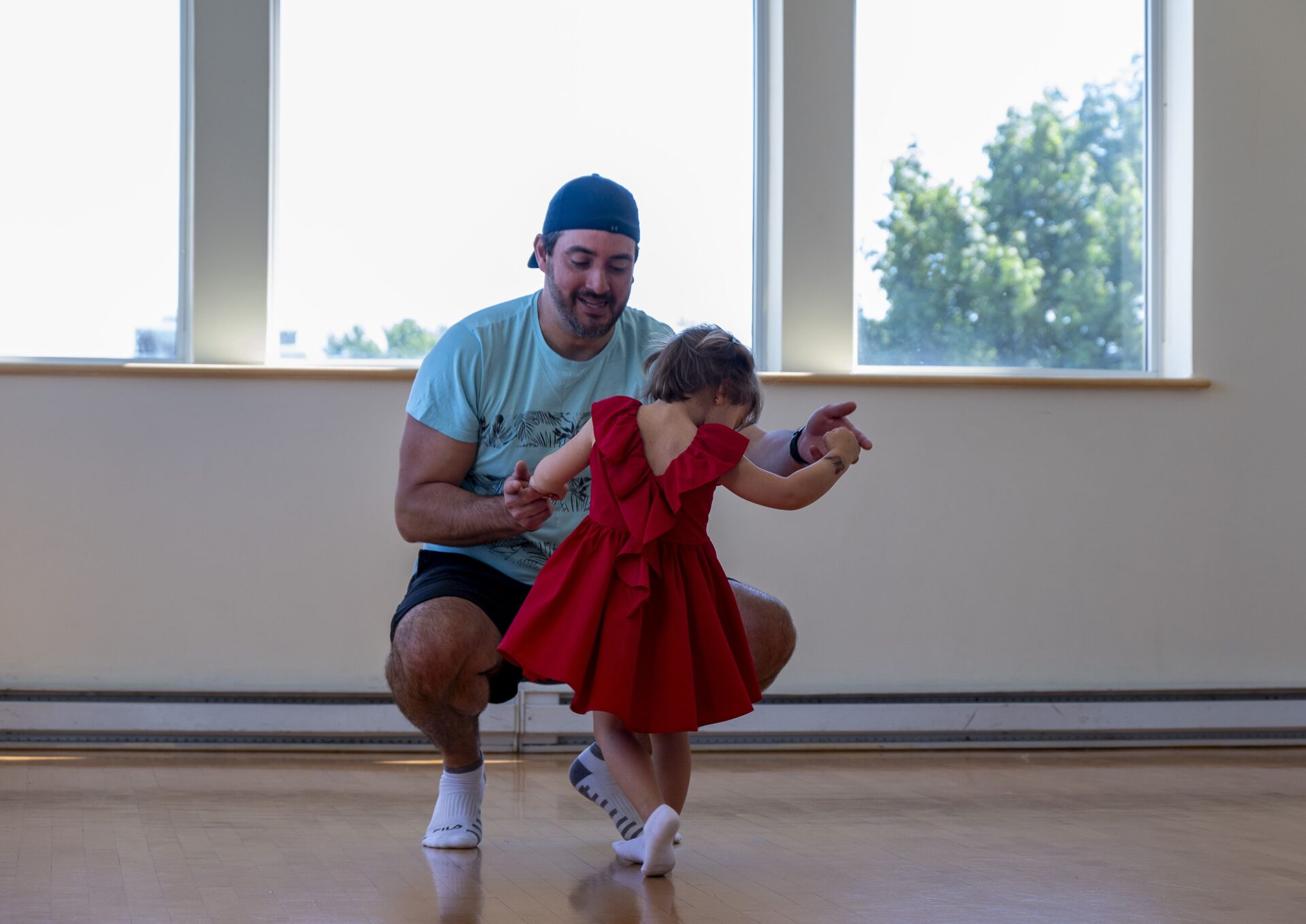 Un père danse avec sa fille dans la salle de danse du CCGV.